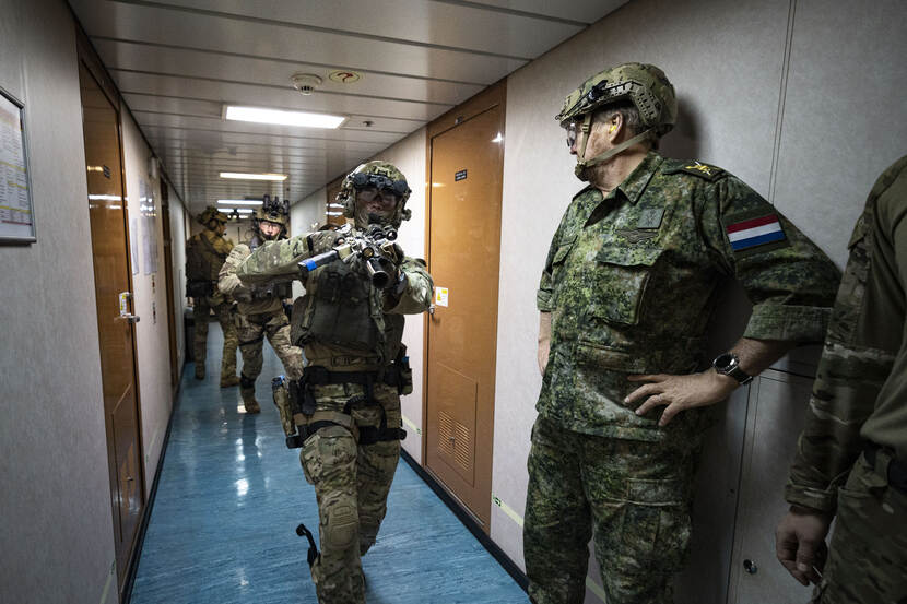 Koning bezoekt internationale oefening Autumn Waves in Schiedam