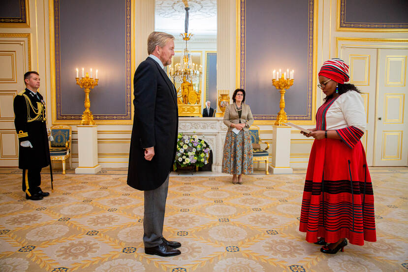 De ambassadeur van Lesotho, overhandigt haar geloofsbrieven aan de Koning