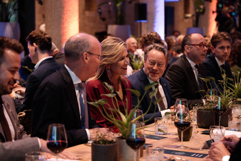 Koningin Máxima bij winnaarsdiner Koning Willem I Prijs