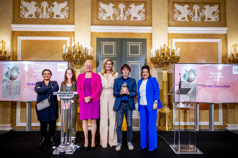 Koningin Máxima reikt Appeltjes van Oranje 2025 uit