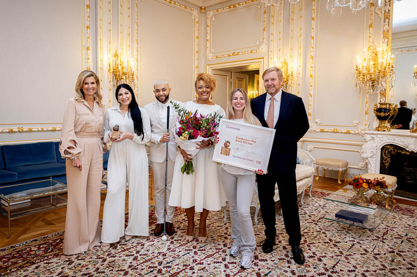 Koningin Máxima reikt Appeltjes van Oranje 2025 uit