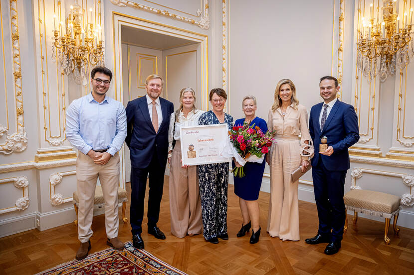 Koningin Máxima reikt Appeltjes van Oranje 2025 uit