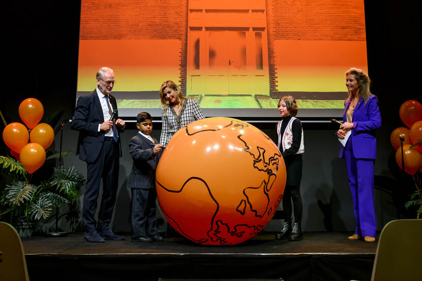 Koningin Máxima bij opening tentoonstelling 'Heroes – kinderkanker de wereld uit'