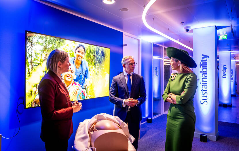 Koningin Máxima opent hoofdkantoor van Koninklijke Philips in Amsterdam