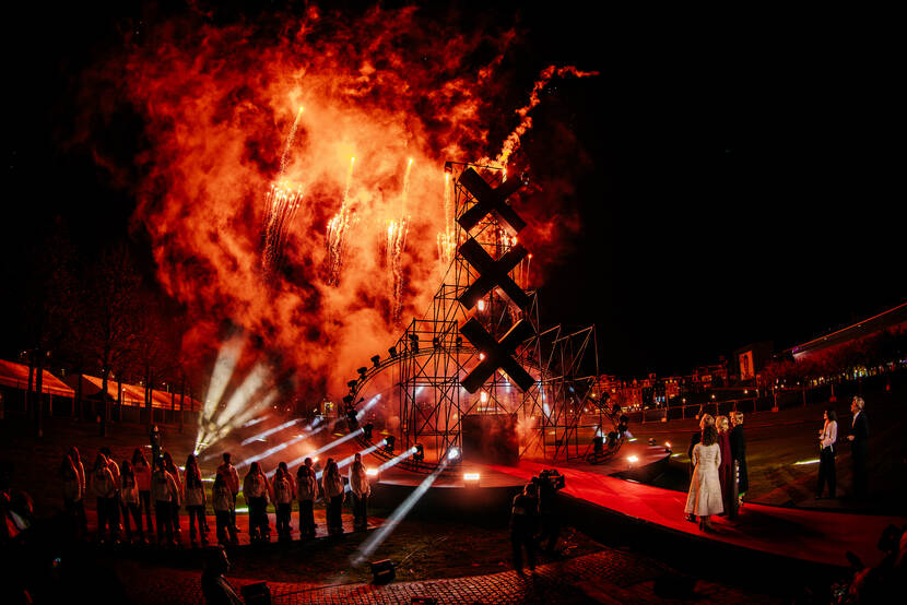 Koninklijk Paar en Prinses van Oranje bij Nationale Viering Amsterdam 750 jaar