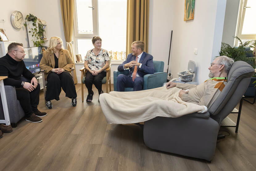 Koning bezoekt nieuwe woonzorglocatie Leemwierde