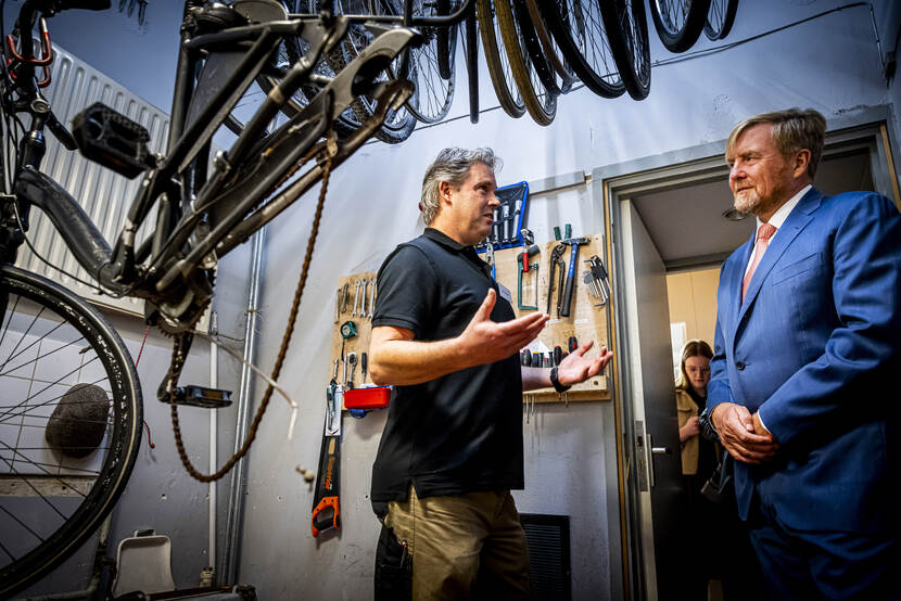 Koning bezoekt stichting voor hulp aan kwetsbare inwoners van Lelystad