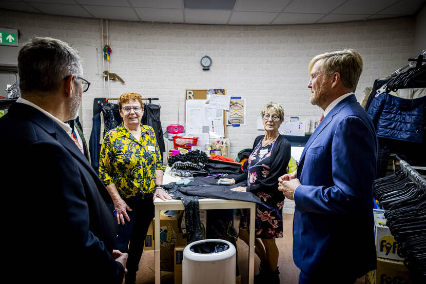Koning bezoekt stichting voor hulp aan kwetsbare inwoners van Lelystad