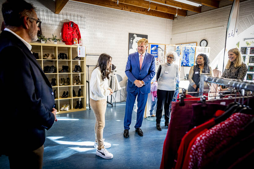 Koning bezoekt stichting voor hulp aan kwetsbare inwoners van Lelystad