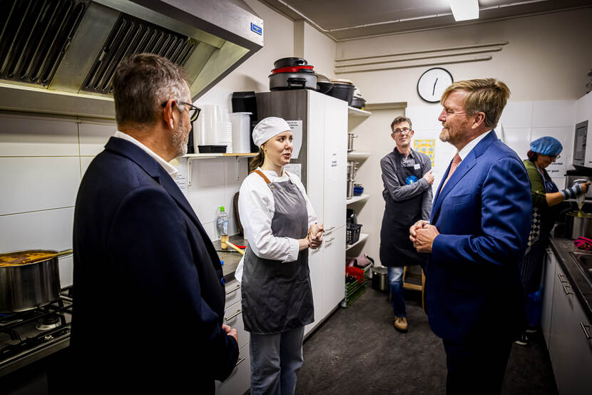 Koning bezoekt stichting voor hulp aan kwetsbare inwoners van Lelystad