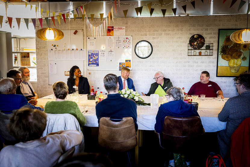 Koning bezoekt stichting voor hulp aan kwetsbare inwoners van Lelystad