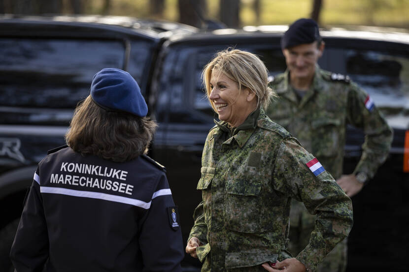 Koningin Máxima bezoekt opleidings- en trainingscentrum Koninklijke Marechaussee