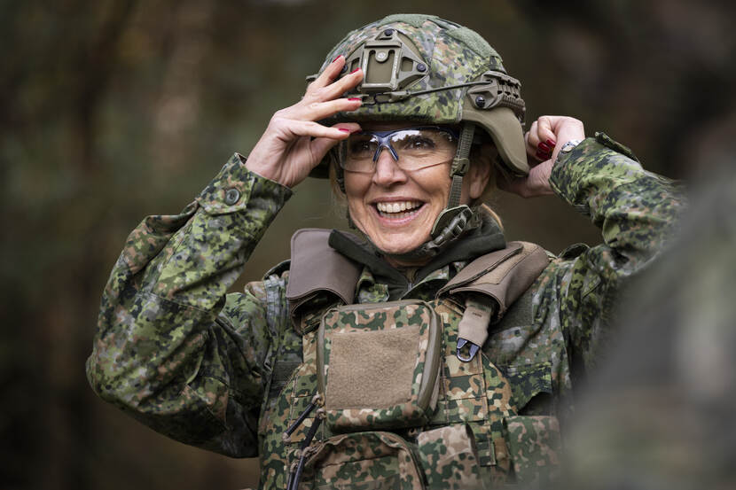 Koningin Máxima bezoekt opleidings- en trainingscentrum Koninklijke Marechaussee