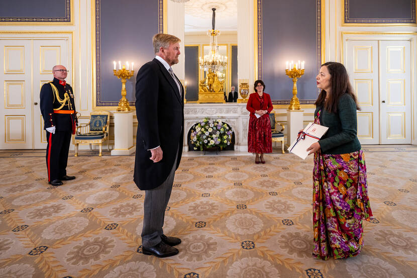 Koning en geloofsbrieven ambassadeur Nepal