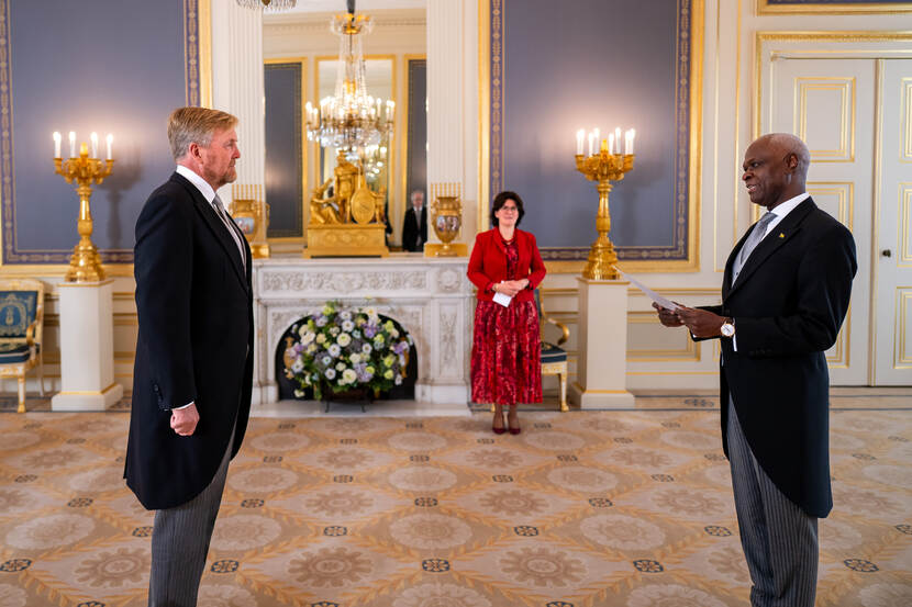 Koning en geloofsbrieven ambassadeur Sao Tome en Principe