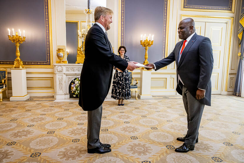 De ambassadeur van Gabon overhandigt zijn geloofsbrieven aan de Koning
