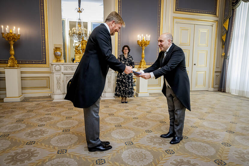 De ambassadeur van Libanon overhandigt zijn geloofsbrieven aan de Koning
