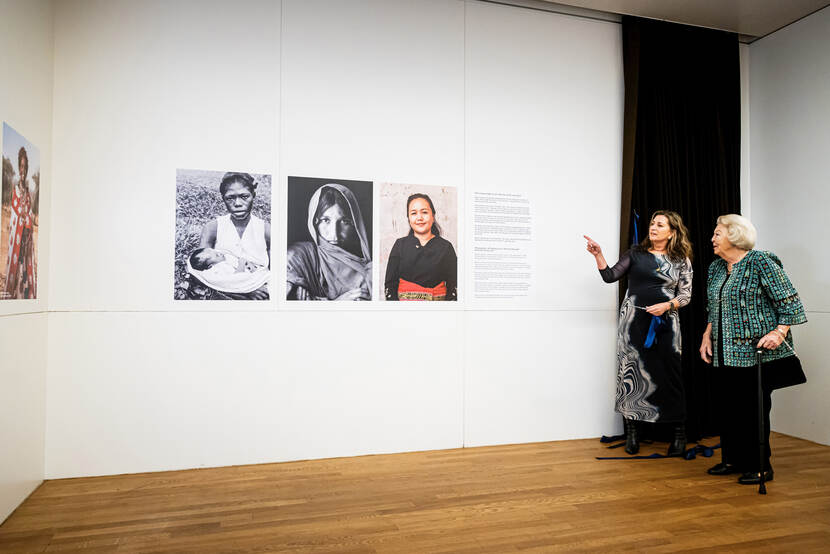 Prinses Beatrix opent fototentoonstelling honderd jaar Simavi