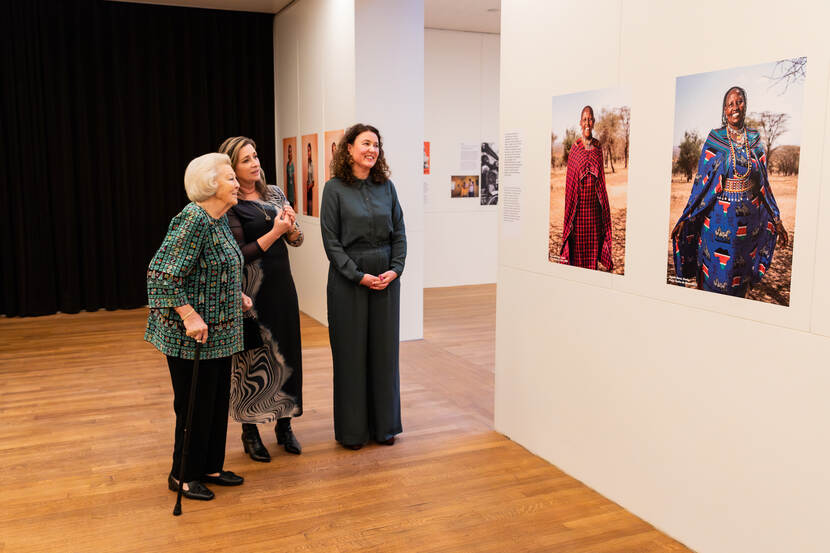 Prinses Beatrix opent fototentoonstelling honderd jaar Simavi.