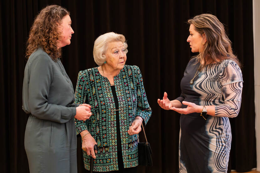 Prinses Beatrix opent fototentoonstelling honderd jaar Simavi.