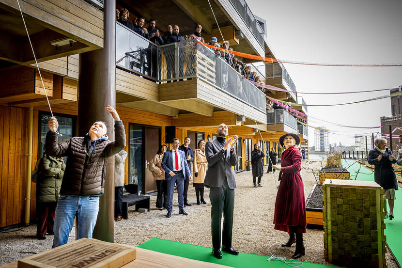 Koningin Máxima opent woongebouw SAWA