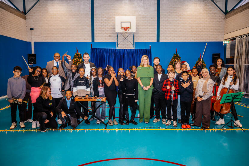 Koningin Máxima bezoekt school Mobiel voor grootste schoolband van Nederland