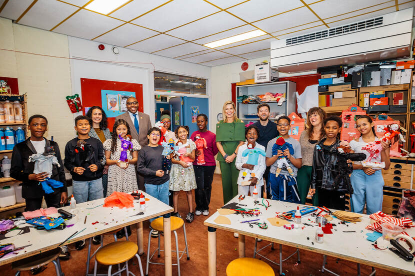 Koningin Máxima bezoekt school Mobiel voor grootste schoolband van Nederland