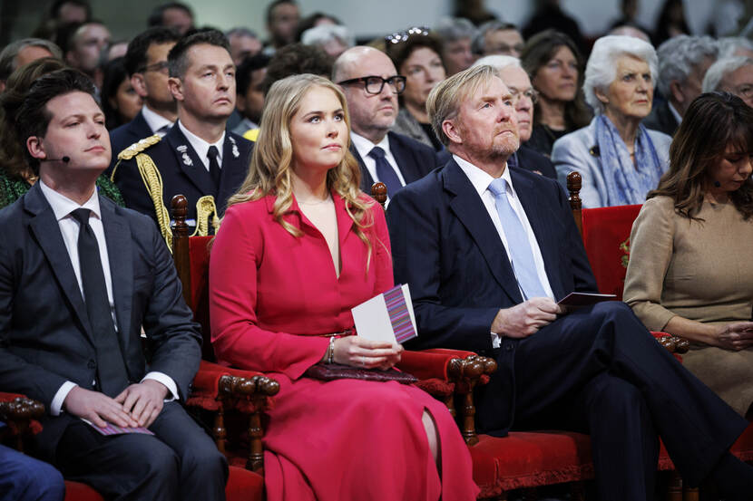 Koning en Prinses van Oranje bij Bijzondere Verenigde Vergadering Staten-Generaal