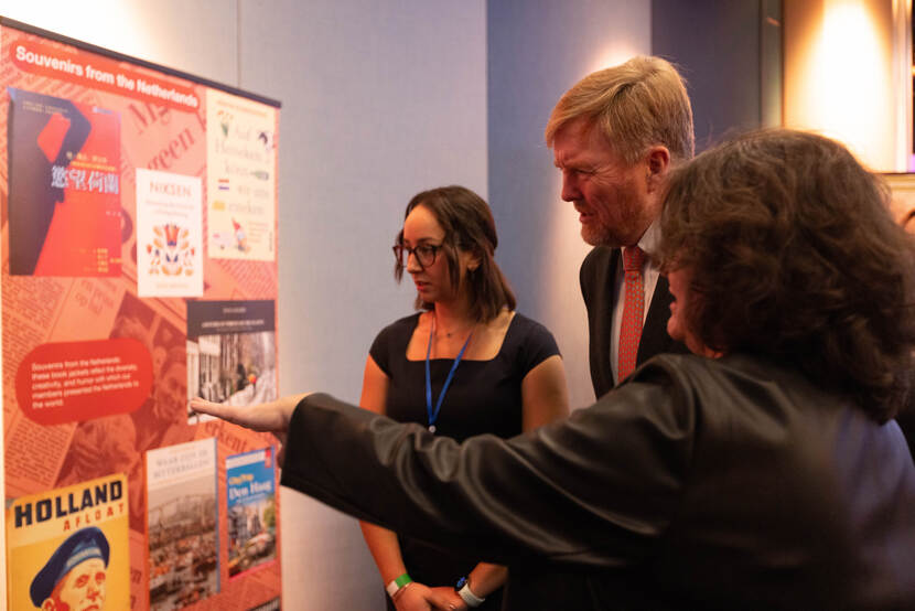 Koning bij viering 100-jarig bestaan Buitenlandse Persvereniging