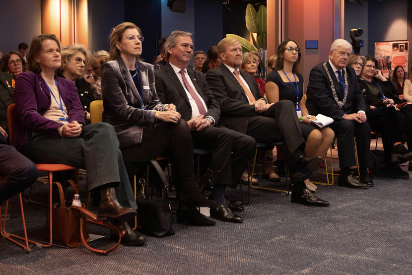 Koning bij viering 100-jarig bestaan Buitenlandse Persvereniging