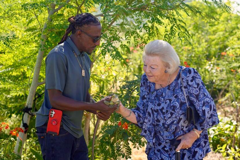 Prinses Beatrix bezoekt Sint Eustatius