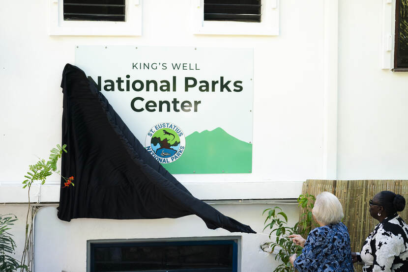 Prinses Beatrix opent het Kings Well National Parks Center, de nieuwe locatie van STENAPA.
