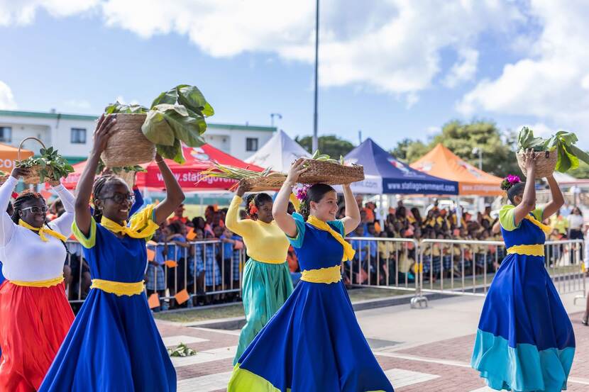 Prinses Beatrix bezoekt Sint-Eustatius
