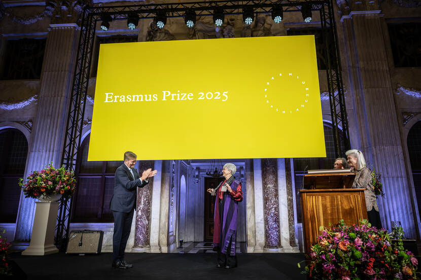 Koning reikt Erasmusprijs uit aan Donna Haraway