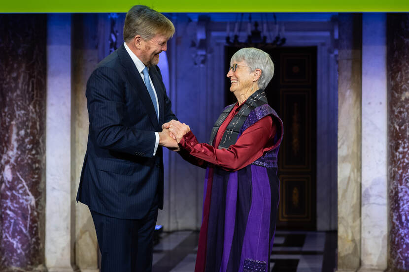 Koning reikt Erasmusprijs uit aan Donna Haraway