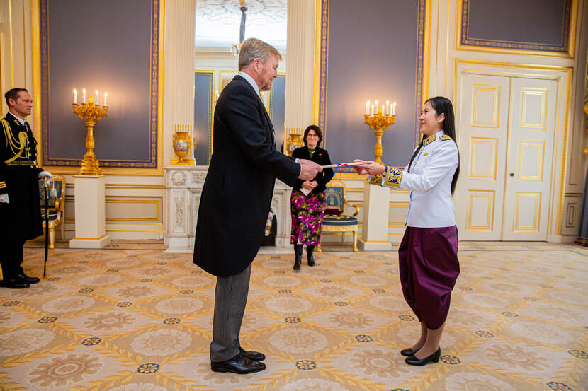 Koning ontvangt geloofsbrieven van ambassadeur Cambodja