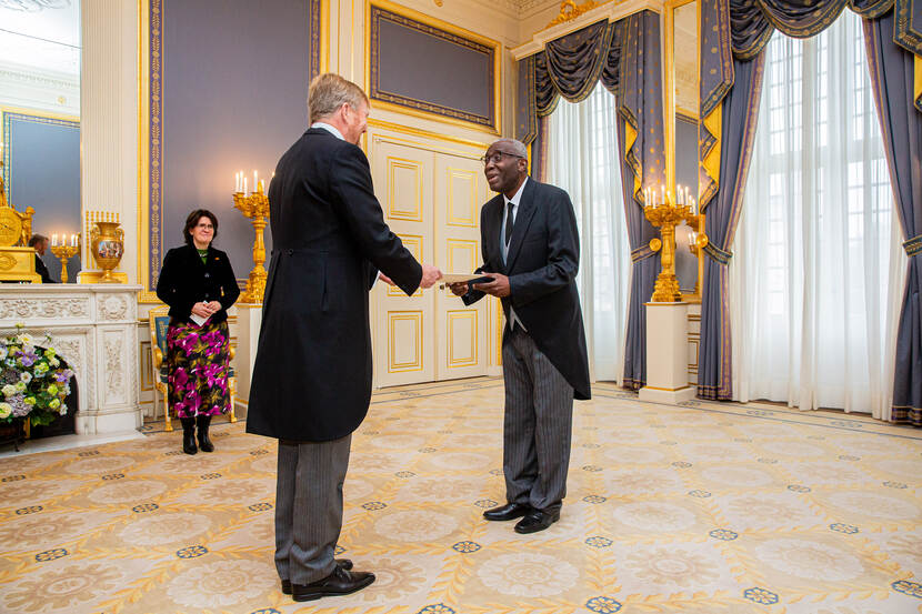 Koning ontvangt geloofsbrieven van ambassadeur Haïti