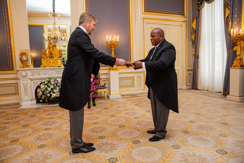 Koning ontvangt geloofsbrieven van ambassadeur Suriname