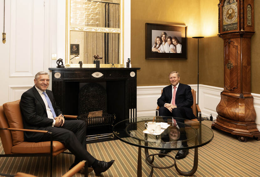 Koning ontvangt informateur