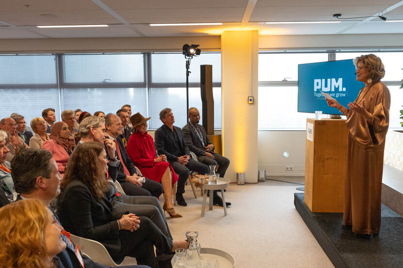 Koningin Máxima bij uitreiking PUM Impact Awards