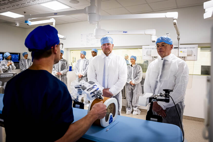 Koning en minister Bruijn op werkbezoek bij het Leids Universitair Medisch Centrum