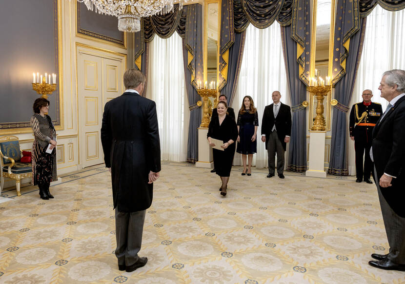 De ambassadeur van Bulgarije, overhandigt haar geloofsbrieven aan de Koning