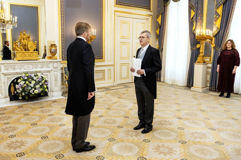 De ambassadeur van Ijsland, overhandigt zijn geloofsbrieven aan de Koning
