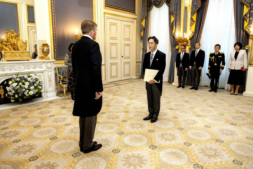 De ambassadeur van Japan, overhandigt zijn geloofsbrieven aan de Koning