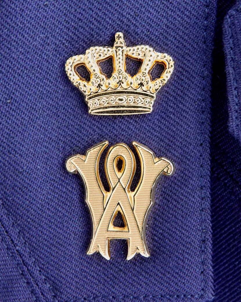 Het monogram op de revers van een uniform van de Koninklijke Luchtmacht.
