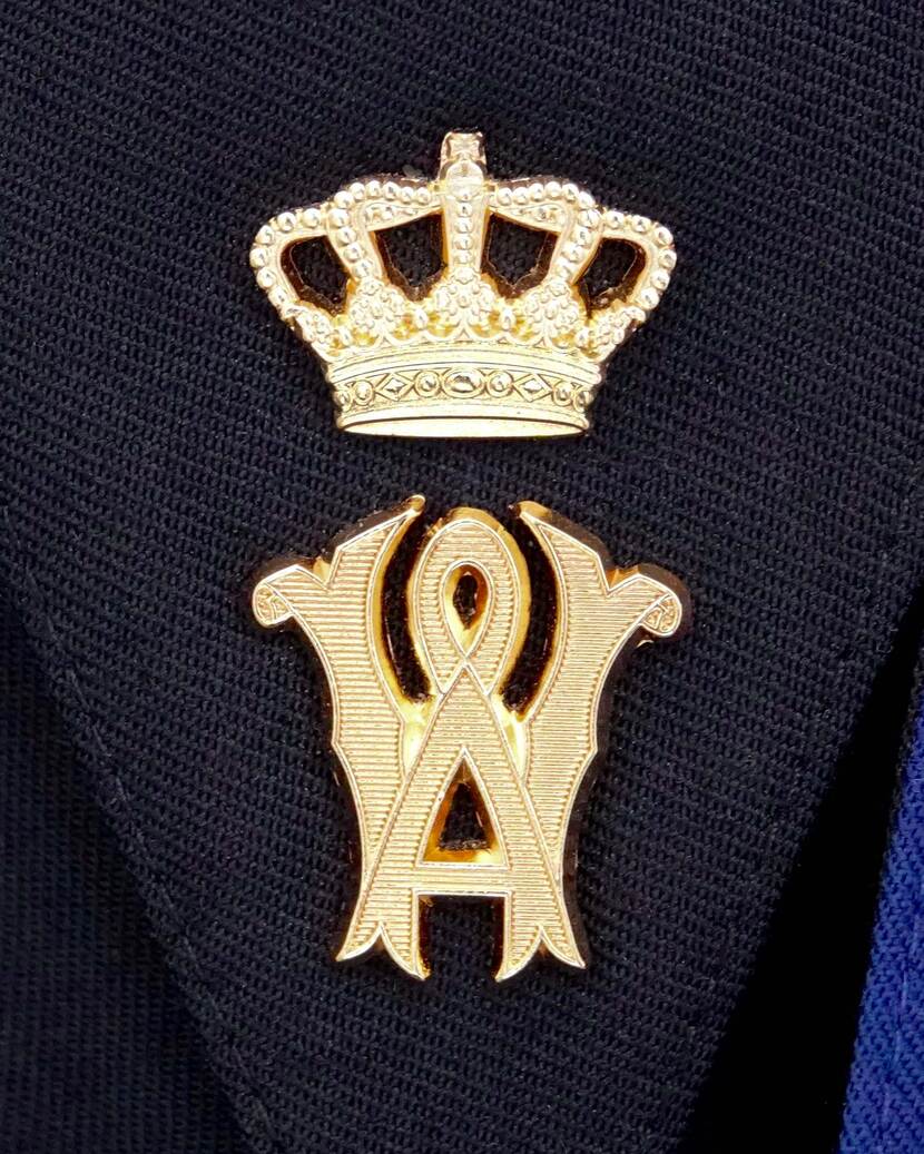 Het monogram op de revers van een uniform van de Koninklijke Marechaussee.