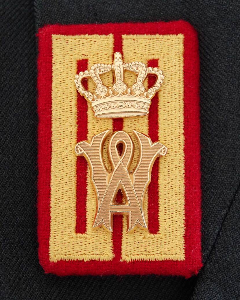 Het monogram op de revers van een uniform van de Koninklijke Landmacht.