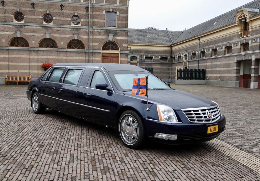 Cadillac Limousine met Koninklijke Standaard