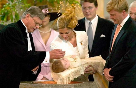 Afbeelding van de Koning en de Koningin bij de doop van hun dochter