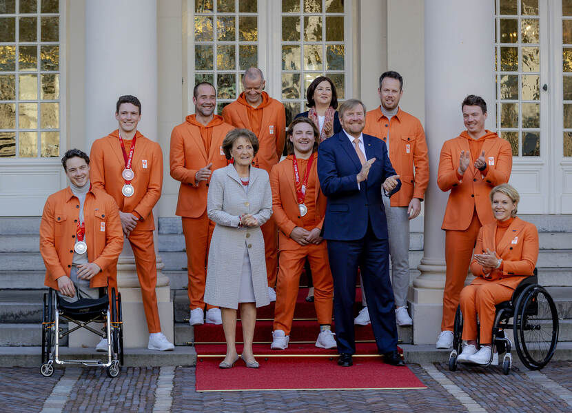 Koning Willem-Alexander en Prinses Margriet ontvangen medaillewinnaars van TeamNL van de Paralympische Winterspelen van Beijing 2022
